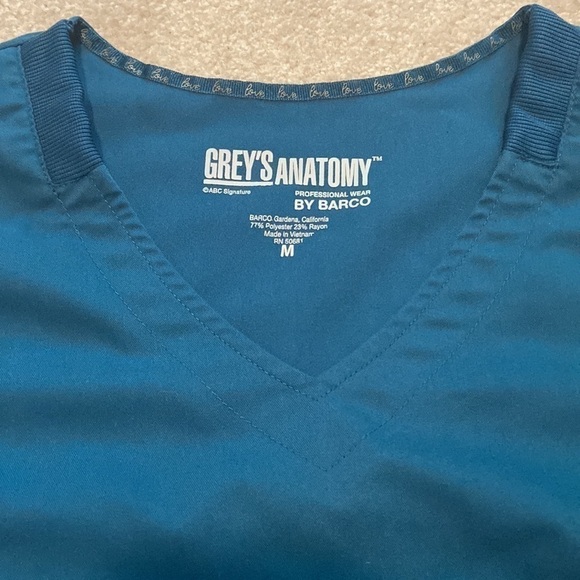 Grey’s Anatomy Bahama Scrub Top - Picture 2 of 2
